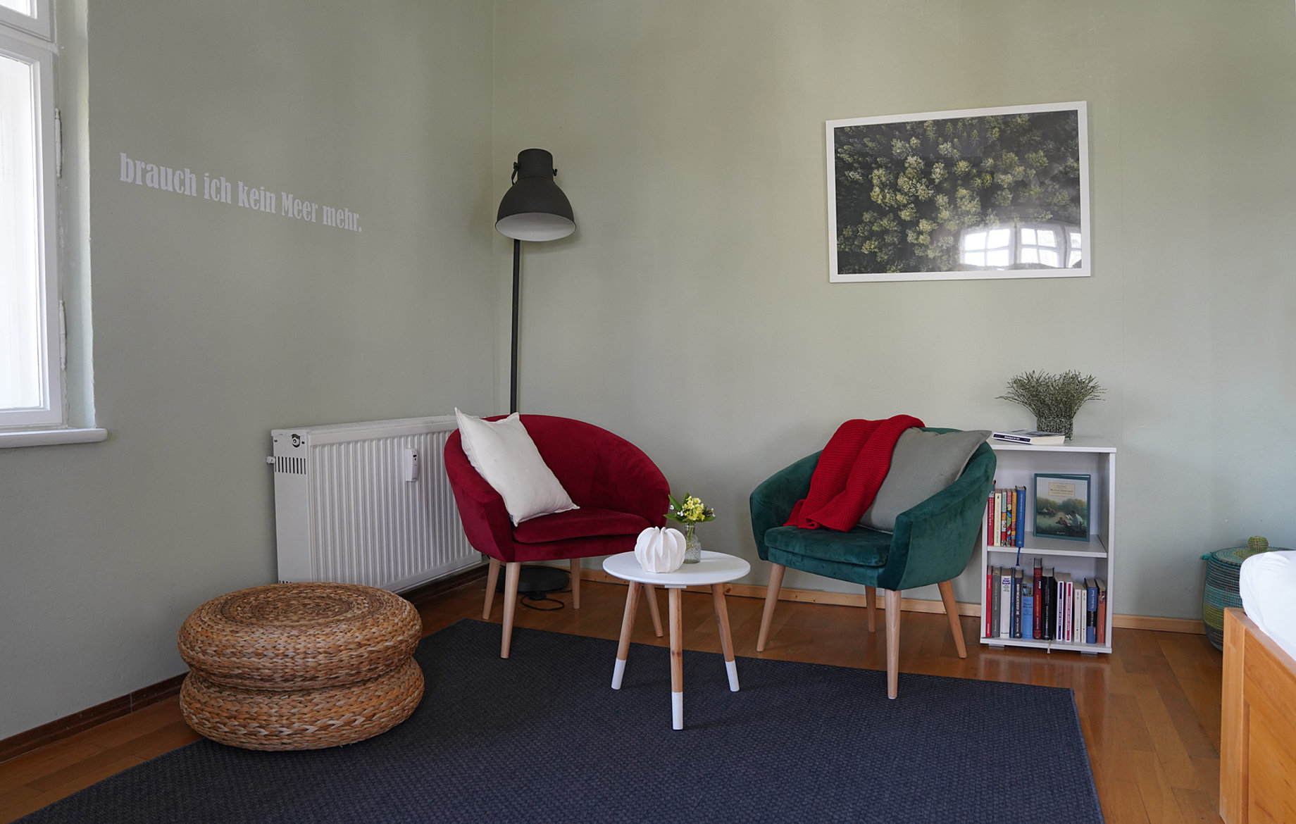 Ferienwohnung Sommerfrische am Ammersee - Die gemütliche Sitzecke im Schlafzimmer