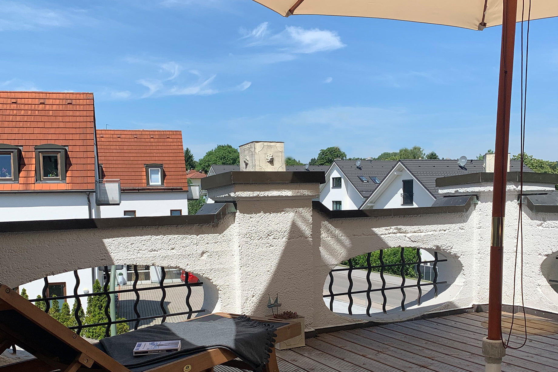Ferienwohnung Sommerfrische am Ammersee - Bequeme Holzliege lädt zum Sonnenbaden ein