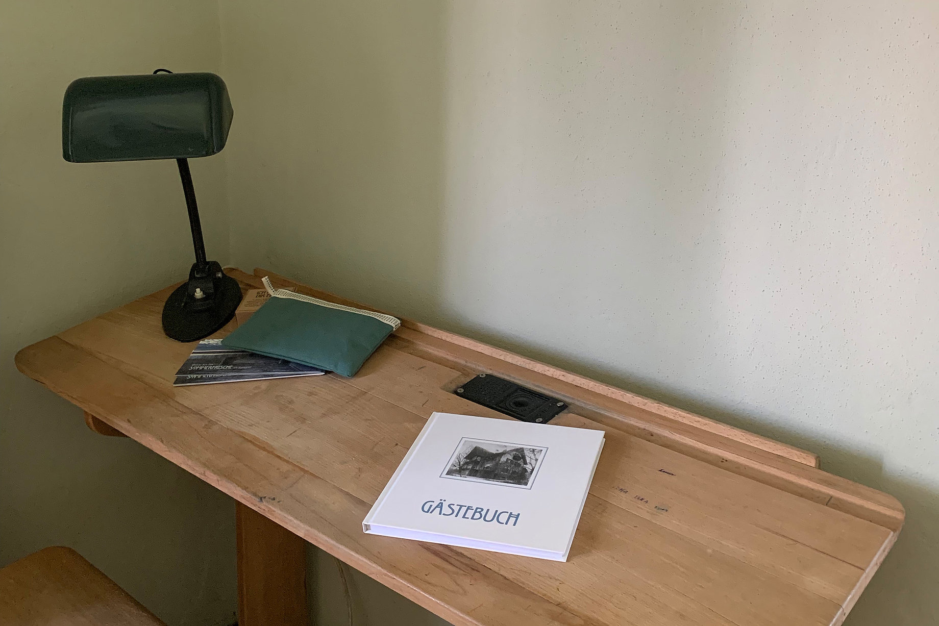 Ferienwohnung Sommerfrische am Ammersee - Die antike Schulbank, ein Familienerbstück