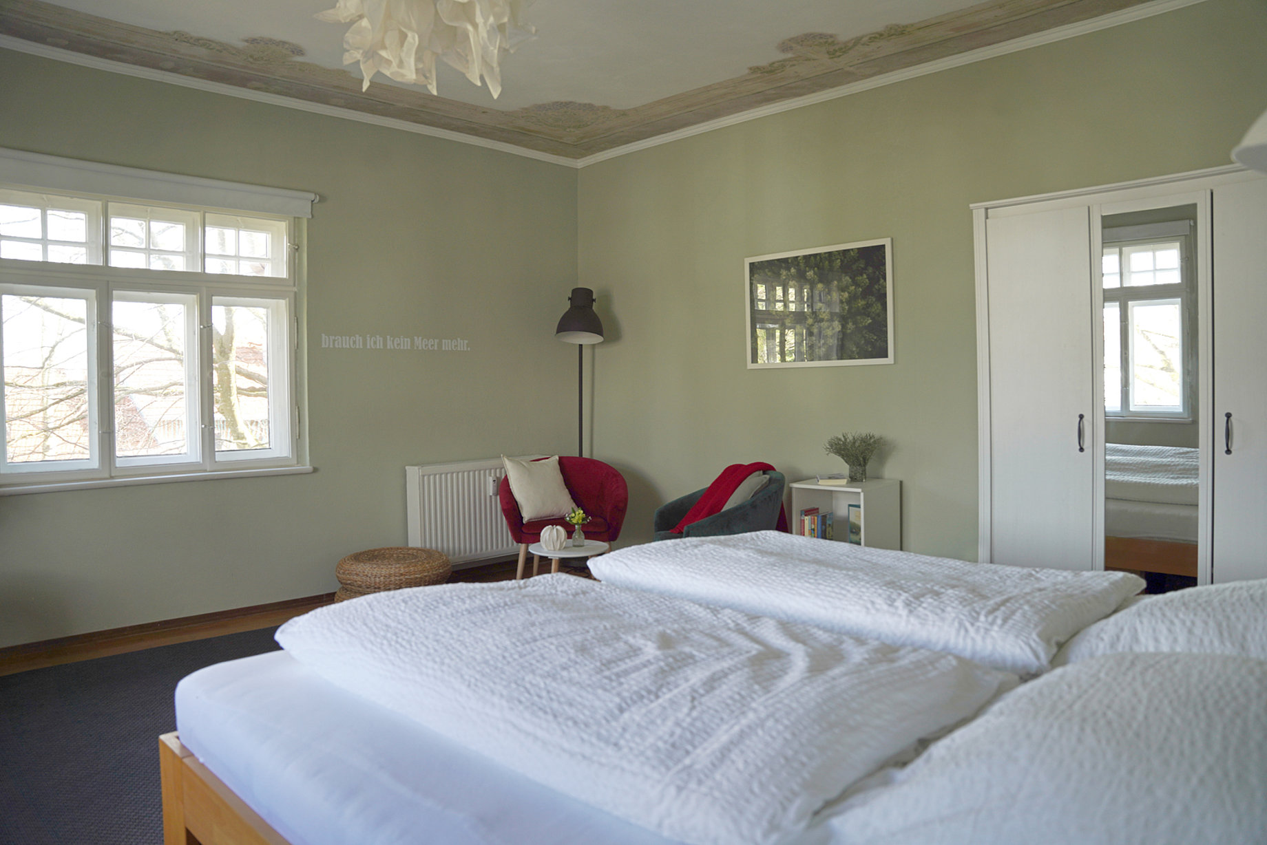 Ferienwohnung Sommerfrische am Ammersee - Das geräumige Schlafzimmer mit Hortensien-Fresko – Morgensonne pur
